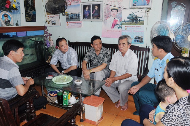 TCT QLBVN thăm gia đình chiến sĩ tử nạn trong vụ máy bay rơi tại Hòa Lạc